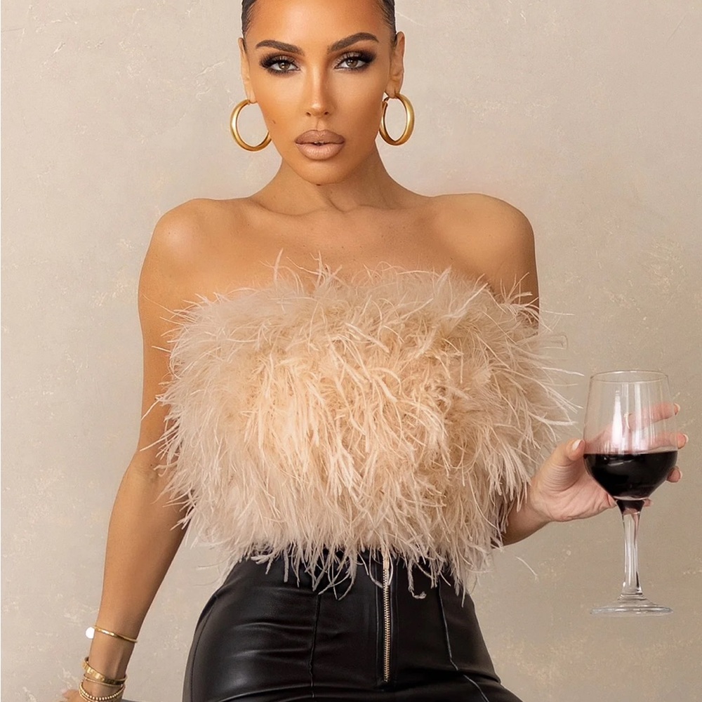 Faux fur crop top from Club London ✨
